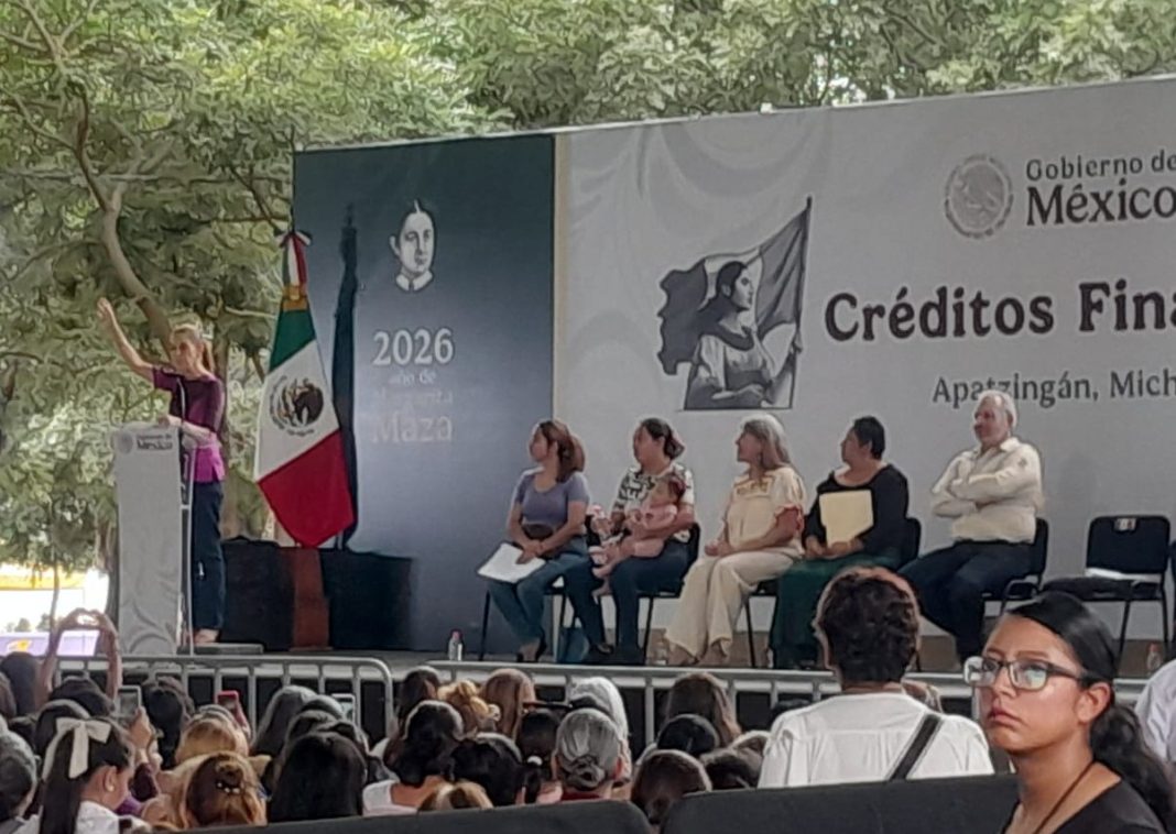 Entrega Claudia Sheinbaum 551 créditos a mujeres emprendedoras en pequeño en Apatzingán