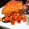 Diademas para la Noche de Ánimas son realizadas por hojas de maíz convertidas en flores de cempasúchil