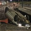 Vuelca auto y termina siniestrado en una excavación de las obras del Morebús